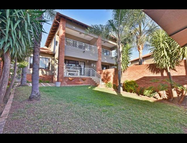 3 BEDROOM TOWNHOUSE FOR SALE IN GLENVISTA
